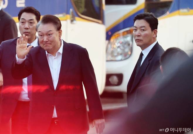 (의왕=뉴스1) 오대일 기자 = 법원의 구속취소 청구 인용으로 석방된 윤석열 대통령이 8일 오후 경기 의왕시 서울구치소에서 풀려난 가운데 지지자들에게 인사하는 윤 대통령의 곁에서 김성훈 경호차장이 밀착 경호를 하고 있다. 2025.3.8/뉴스1 Copyright (C) 뉴스1. All rights reserved. 무단 전재 및 재배포, AI학습 이용 금지. /사진=(의왕=뉴스1) 오대일 기자