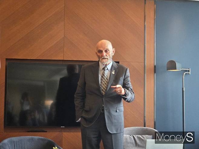 미국 국제항공사건 전문 로펌 허만 로그룹의 수석 변호사 찰스 허만이 16일 서울 강남구 파르나스 호텔에서 기자들과 대화하고 있다. /사진=최유빈 기자