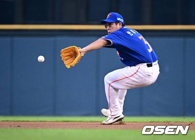 한화 이글스 안치홍이 땅볼 타구를 처리하고 있다. / OSEN DB