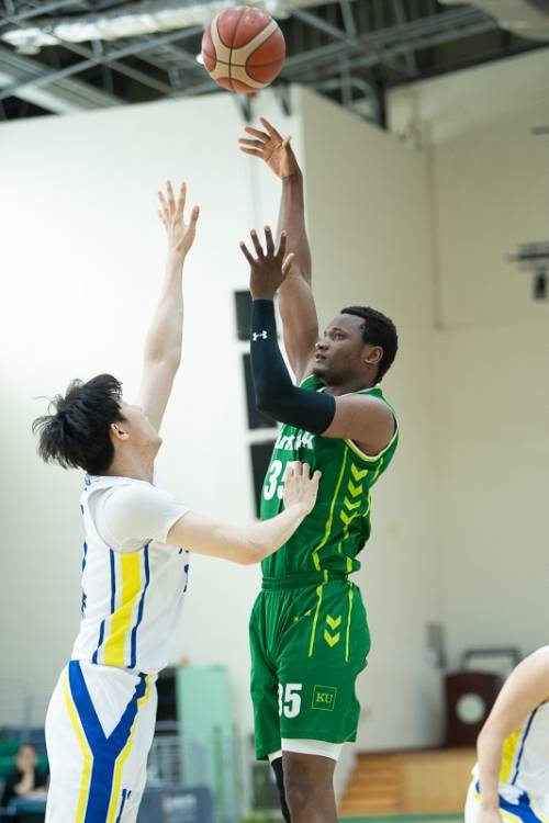 지난해 6월 충북 충주 건국대 글로벌캠퍼스 체육관에서 열린 대학농구 U리그 연세대와의 홈 경기에서 슛하는 프레디. 한국대학농구연맹 제공