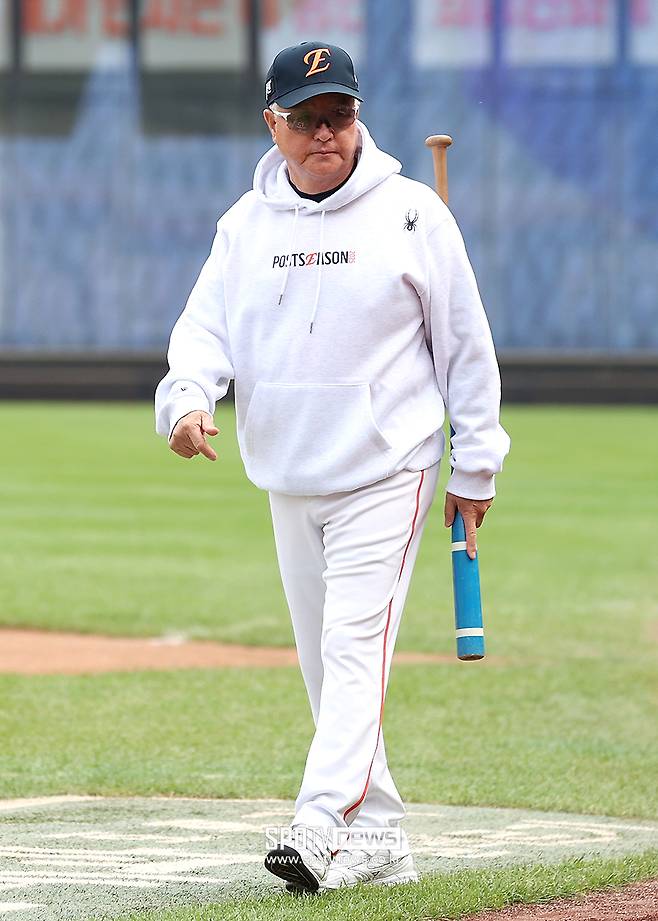 ▲ 한화 이글스 김경문 감독이 삼성 라이온즈와의 플레이오프 1차전을 앞두고 선수들의 훈련을 지켜보고 있다. ⓒ곽혜미 기자