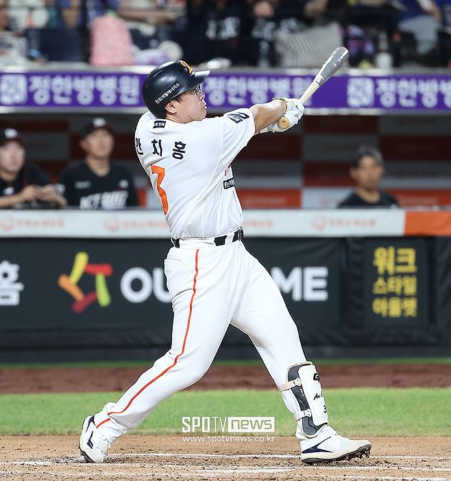 ▲ 한화 이글스 내야수 안치홍이 정규시즌 경기에 출전해 타격하고 있다. ⓒ곽혜미 기자