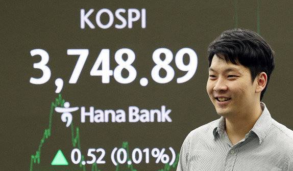 코스피가 종가 기준 사상 최고가를 경신한 10월 17일 서울 중구 하나은행 딜링룸 전광판에 종가가 표시돼 있다. 뉴스1