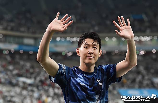 영국 매체 더선은 16일(한국시간) 손흥민(LAFC)이 미국프로축구 메이저리그사커(MLS) 시즌이 끝나면 유럽에서 단기간 뛸 수 있는 조항이 계약서에 포함돼 잉글리기 프리미어리그로 복귀할 가능성이 있다고 보도했다. 토트넘 홋스퍼 팬들도 구단에서 무려 10년을 뛴 레전드 손흥민이 2025 MLS 시즌이 끝나면 친정팀으로 돌아와 다시 토트넘 유니폼을 입고 경기를 뛸 수 있기를 바라고 있다. 엑스포츠뉴스DB