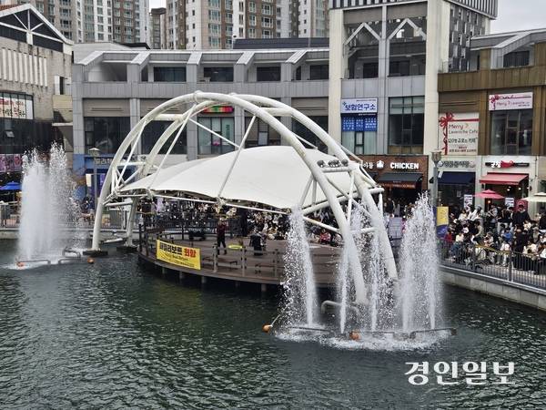 18일 열린 ‘김포 라베니체 축제’. 행사장을 찾은 많은 가족단위 방문객들이 수변무대에서 펼쳐지는 마술공연을 관람하고 있다. 2025.10.18 /김연태 기자 kyt@kyeongin.com