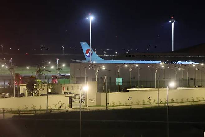 캄보디아 온라인 사기에 가담해 구금된 한국인들 탑승한 버스가 17일(현지시간) 캄보디아 프놈펜 인근 테초국제공항에서 송환을 위해 마련된 전세기로 향하고 있다.