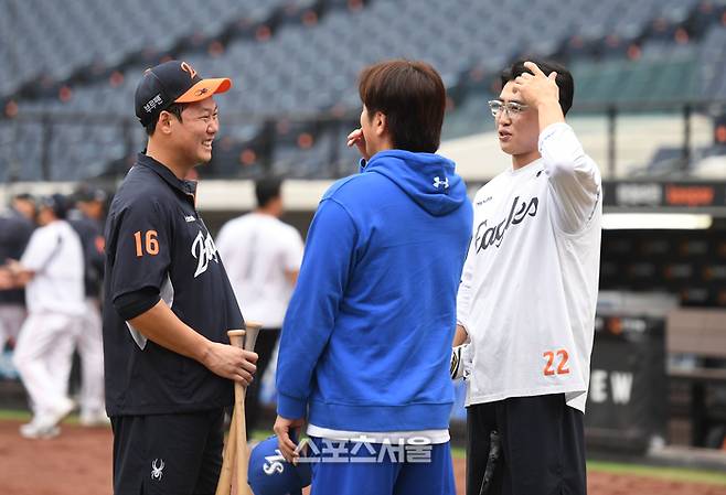 삼성 강민호가 17일 대전 한화생명볼파크에서 열리는 2025 KBO 포스트시즌 플레이오프 1차전 한화와 경기 전 하주석, 채은성과 이야기를 나누고 있다. 대전 | 최승섭기자 thunder@sportsseoul.com