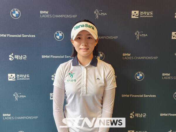 18일 전남 해남군 파인비치 골프링크스(파72)에서 열린 LPGA 투어 BMW 레이디스 챔피언십(총상금 230만달러) 3라운드에 나서 버디 1개와 보기 6개를 묶어 5오버파 77타로 마친 에스더 권이 인터뷰 후 사진 촬영 포즈를 취하고 있다. /사진=이상완 기자