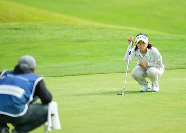 16일 전남 해남군 파인비치 골프링크스(파72)에서 열린 LPGA 투어 BMW 레이디스 챔피언십(총상금 230만달러) 1라운드 출전한 에스더 권이 경기에 집중하고 있다. /사진=BMW 레이디스 챔피언십 대회 조직위원회