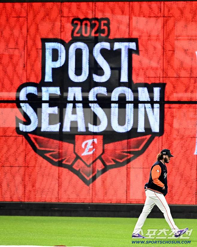 17일 대전한화생명볼파크에서 열린 삼성과 한화의 PO 1차전. 한화 선발투수 폰세가 워밍업을 하고 있다. 대전=허상욱 기자wook@sportschosun.com/2025.10.17/