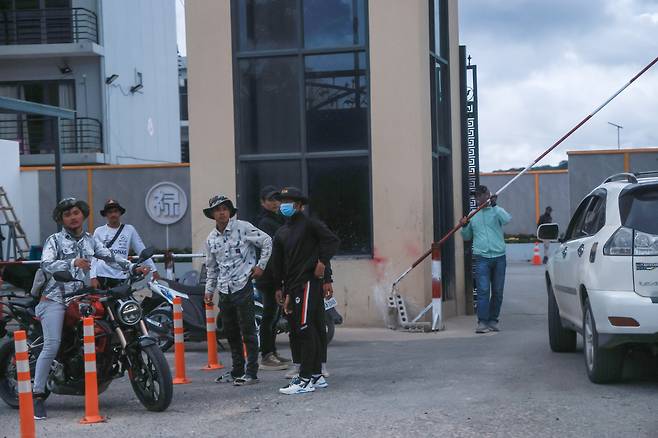 지난 16일 오후 캄보디아 수도 프놈펜에서 200km 떨어진 보코 산 국립공원 내부 범죄 단지. 건물을 지키는 다수의 인원이 취재진을 무섭게 쳐다보고 있다. /박성원 기자