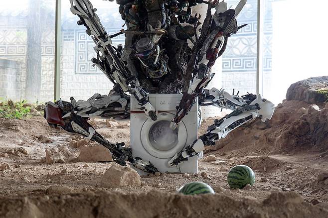 아드리안 비야르 로하스, 〈상상의 종말 VI〉, 2024, 가변크기. 사진 남서원. 제공 아트선재센터. ⓒ 2025. Art Sonje Center all rights reserved..