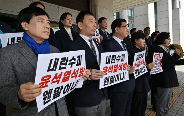 윤석열 전 대통령의 구속취소가 이뤄진 올 3월 더불어민주당 내란진상조사단 추미애 단장과 의원들이 서울 서초구 대검찰청을 항의 방문해 기자회견을 열고 즉시항고를 포기한 검찰을 규탄하고 있다. 하상윤 기자