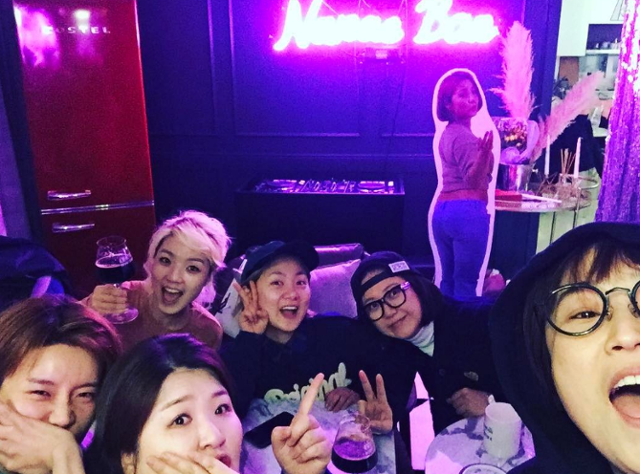 박나래가 집에 차린 '나래바'를 찾은 여성 코미디언들. 왼쪽 아래부터 시계 방향 순으로 장도연, 이국주, 송은이, 김숙, 박나래 그리고 안영미. 박나래 사회관계망서비스 캡처