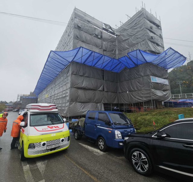 ▲ 18일 오후 1시 41분쯤 양양군 손양면의 한 건물 리모델링 공사장에서 외벽 천막 보수 작업을 하던 50대 작업자 A씨가 6m 아래로 추락해 병원으로 이송됐다. 강원소방본부 제공