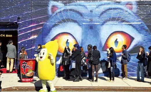 ‘케이팝 데몬 헌터스’ 캐릭터 ‘더피’로 꾸민 농심 라면·과자 체험관. /김인엽 특파원