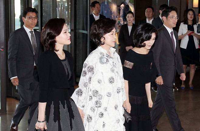 홍라희 리움미술관 명예관장, 이부진 호텔신라 사장, 이서현 삼성물산 사장 등 삼성 총수 일가가 상속세 납부를 위해 1조7000억원을 처분키로 했다. 사진=한국경제신문