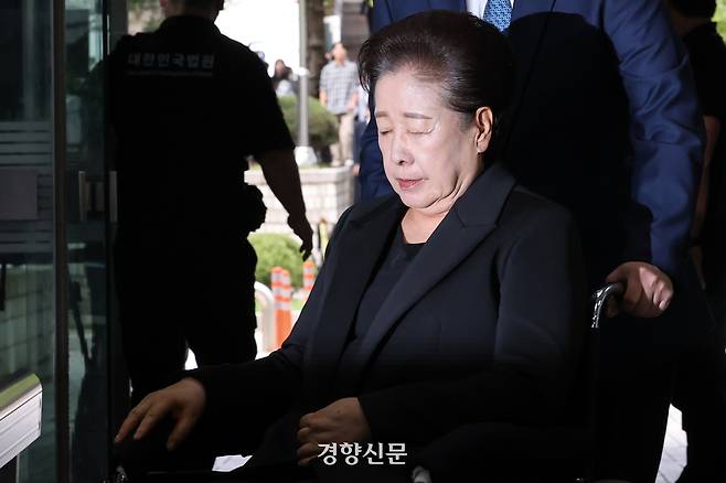 김건희 여사와 권성동 국민의힘 의원에게 금품을 주고 교단 현안을 청탁한 혐의를 받는 한학자 통일교 총재가 지난달 22일 구속 영장 심사를 받기 위해 서울 서초구 서울중앙지법으로 출석하고 있다. 성동훈 기자