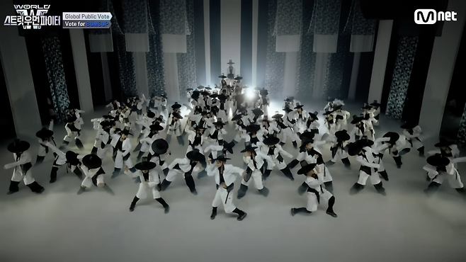 A scene from Bumsup's mega crew mission piece "Dream Realm" in “World of Street Woman Fighter” (Mnet)