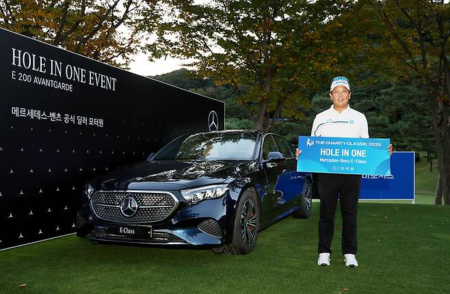 메르세데스-벤츠 공식 딜러 모터원에서 제공하는 약 7500만 원 상당의 벤츠 차량을 홀인원 부상으로 받은 김연섭이 환하게 웃으며 포즈를 취하고 있다. KPGA
