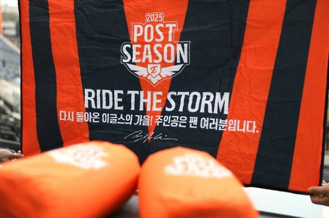 한화 구단이 팬들에게 나눠준 패딩 담요. /제공=한화이글스