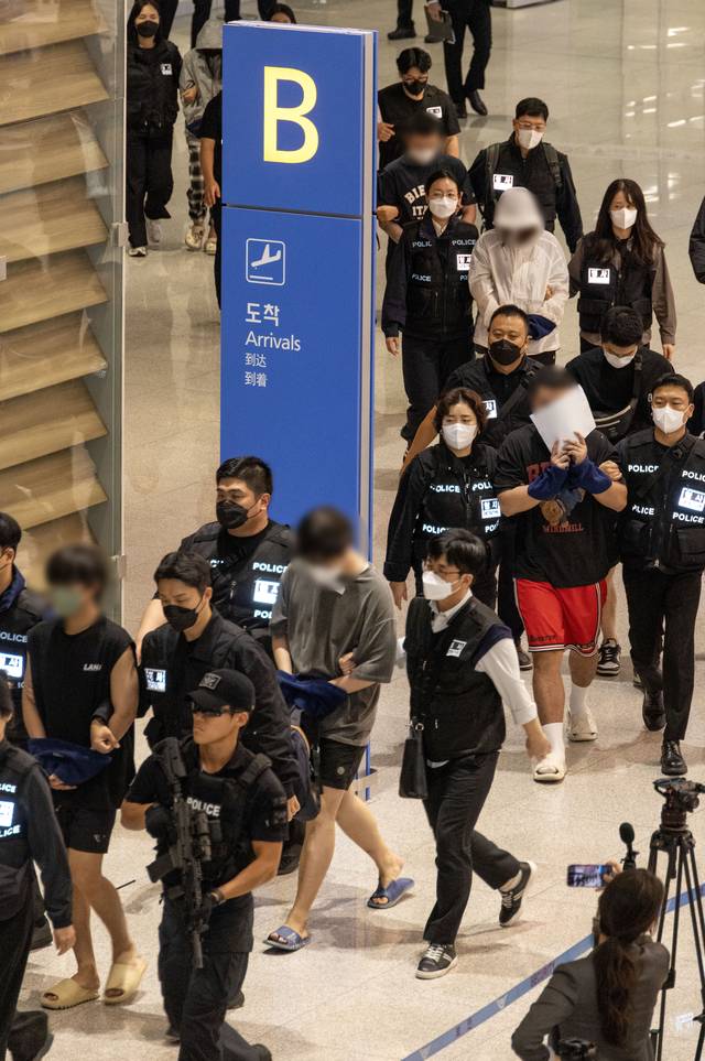 송환된 한국인 온라인 사기 가담 구금자들.연합뉴스
