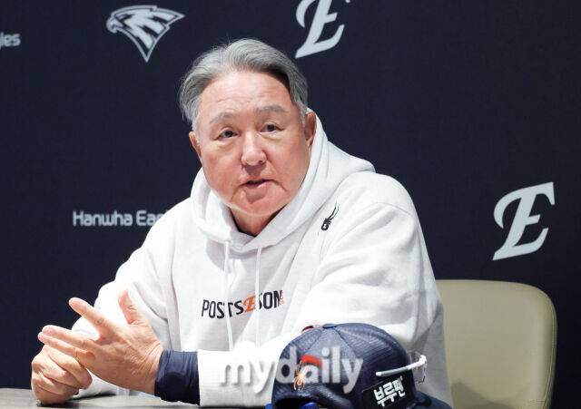 17일 오후 대전광역시 중구 대전 한화생명볼파크에서 진행되는 '2025 프로야구 KBO리그 포스트시즌' 플레이오프(PO) 1차전 한화이글스와 삼성라이온즈의 경기. 한화 김경문 감독이 인터뷰를 갖고 있다./대전 = 송일섭 기자