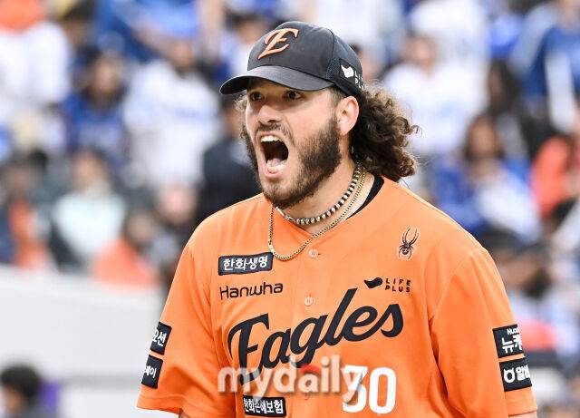 18일 오후 대전광역시 중구 대전 한화생명볼파크에서 진행된 '2025 프로야구 KBO리그 포스트시즌' 플레이오프(PO) 1차전 한화이글스와 삼성라이온즈의 경기. 한화 폰세가 5회초를 무실점으로 막은 뒤 포효하고 있다./대전 = 송일섭 기자