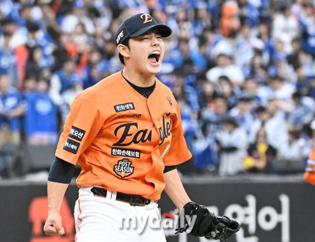 18일 오후 대전광역시 중구 대전 한화생명볼파크에서 진행된 '2025 프로야구 KBO리그 포스트시즌' 플레이오프(PO) 1차전 한화이글스와 삼성라이온즈의 경기. 한화 문동주가 7회초를 삼자범퇴로 막은 뒤 포효하고 있다./대전 = 송일섭 기자