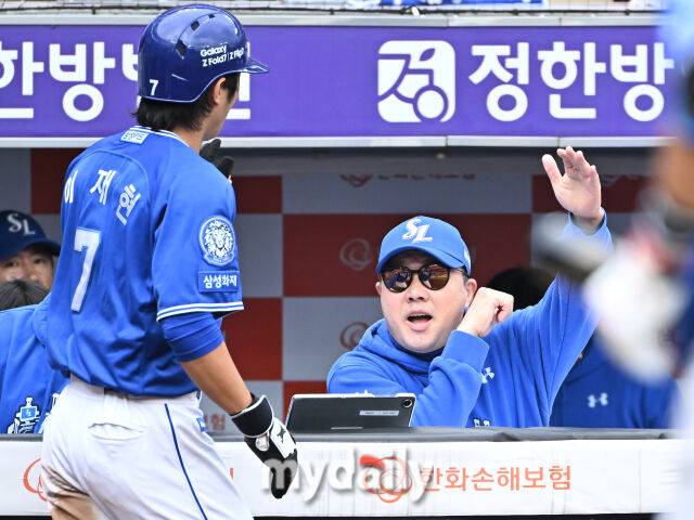 18일 오후 대전광역시 중구 대전 한화생명볼파크에서 진행된 '2025 프로야구 KBO리그 포스트시즌' 플레이오프(PO) 1차전 한화이글스와 삼성라이온즈의 경기. 삼성 박진만 감독이 2회초 1사 3루서 강민호의 희생타때 홈을 밟은 이재현과 환호하고 있다./대전 = 송일섭 기자