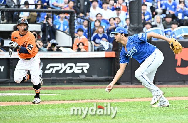 18일 오후 대전광역시 중구 대전 한화생명볼파크에서 진행된 '2025 프로야구 KBO리그 포스트시즌' 플레이오프(PO) 1차전 한화이글스와 삼성라이온즈의 경기. 삼성 가라비토가 2회말 2사 2,3루서 손아섭의 타구를 잡아 홈으로 던지고 있다./대전 = 송일섭 기자