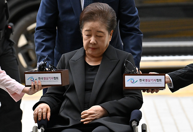 불법 정치 자금 제공 혐의를 받는 한학자 통일교 총재가 22일 오후 서울 서초구 서울중앙지법에서 열린 구속 전 피의자 심문(영장실질심사)에 출석하고 있다. 한 총재는 윤석열 전 대통령의 부인 김건희 여사와 권성동 국민의힘 의원에게 각종 청탁과 함께 금품을 전달한 혐의를 받고 있다. 임세준 기자