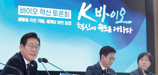 이재명 대통령이 9월5일 인천 송도 컨벤시아에서 열린 바이오 혁신 토론회에서 발언하고 있다. 오른쪽은 배경훈 과기부 장관, 정은경 복지부 장관 ⓒ연합뉴스