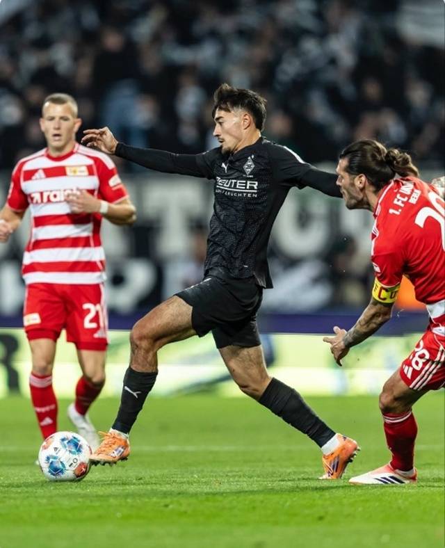 경기에 집중하는 옌스 카스트로프. /사진=보루시아 묀헨글라트바흐 SNS