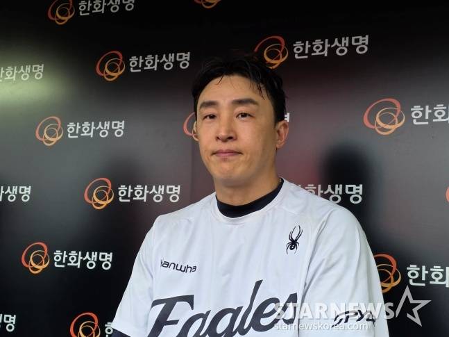 한화 손아섭이 18일 삼성과 2025 KBO 포스트시즌 플레이오프 1차전을 앞두고 취재진과 인터뷰하고 있다. /사진=김동윤 기자