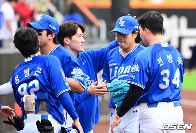 삼성 양창섭(오른쪽 2번째)이 18일 열린 2025 KBO 플레이오프 1차전에서 이닝 종료 후 더그아웃으로 향하고 있다.