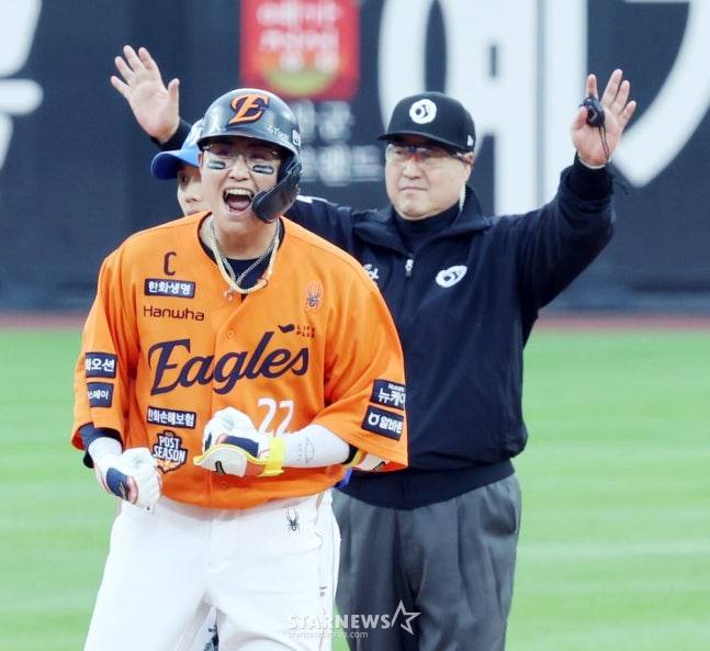 한화 채은성이 18일 열린 2025 KBO 플레이오프 1차전에서 6회말 2타점 적시타를 기록한 후 환호하고 있다. /사진=강영조 선임기자