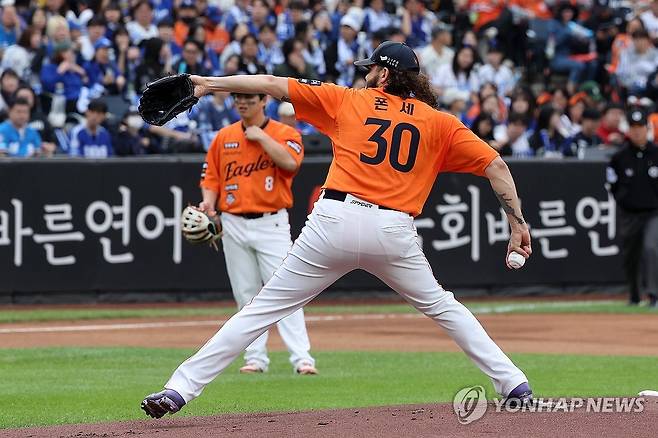 한화 선발 폰세 (대전=연합뉴스) 김준범 기자 = 18일 대전 한화생명볼파크에서 열린 2025 KBO 프로야구 포스트시즌 플레이오프 1차전 삼성 라이온즈와 한화 이글스의 경기. 1회초 한화 선발 폰세가 역투하고 있다. 2025.10.18 psykims@yna.co.kr