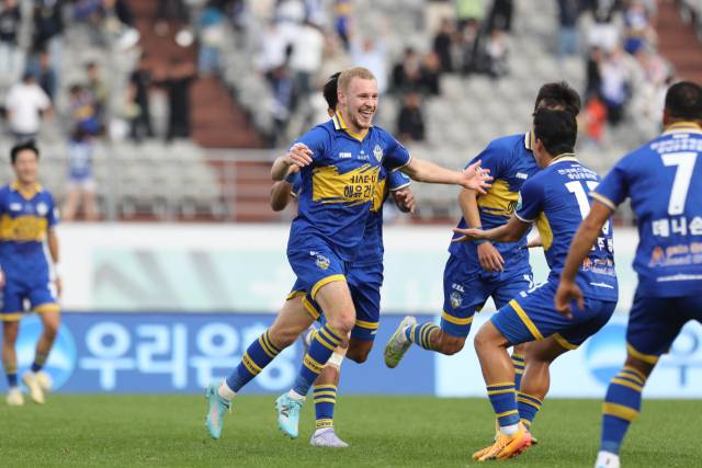 충남아산FC가 196일 만에 터진 아담의 결승골에 힘입어 김포를 잡고 3연승을 달성했다. 아담은 19일 이순신종합운동장에서 치러진 35라운드 김포FC와의 경기 후반 44분 득점을 기록했다. 한국프로축구연맹 제공.