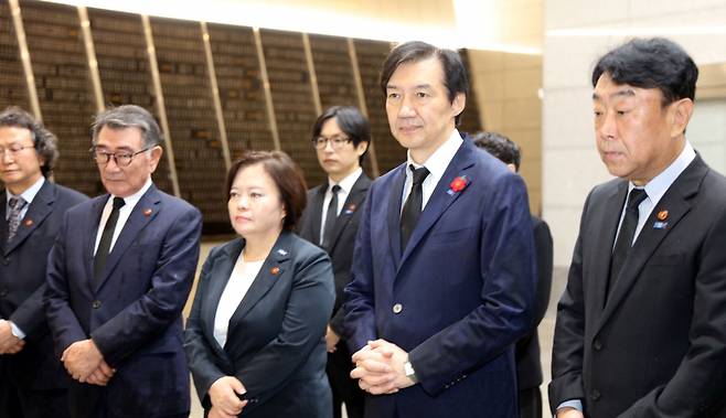 조국 조국혁신당 비상대책위원장(오른쪽 두 번째)이 지난 18일 제주4·3평화공원 내 위패봉안실에서 설명을 듣고 있다. 연합뉴스