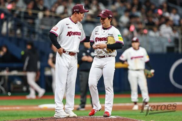 이승호 코치와 김성민(사진=키움)