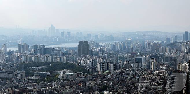 이재명 정부가 서울 전역과 경기 12곳을 규제 지역으로 지정한 10·15 부동산 대책을 발표한 가운데 갭투자 수요를 차단하고자 해당 지역들은 오는 20일부터 내년 12월 31일까지 토지거래허가구역으로 지정돼 2년 실거주 의무 및 담보인정비율(LTV) 40% 규제가 적용된다. 사진은 19일 서울 중구 남산에서 바라본 아파트 단지. 2025.10.19/뉴스1 ⓒ News1 김진환 기자