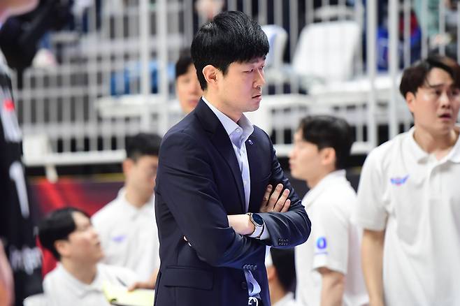강혁 감독이 선수들을 바라보며 고민하고 있다. 사진 | KBL
