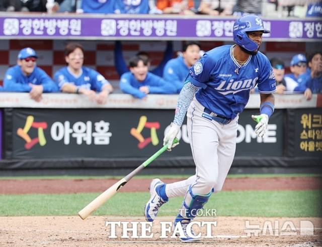 이번 시즌 홈런왕 삼성의 디아즈는 포스트시즌 들어서도 식지 않은 타격감을 자랑하고 있다. 디아즈가 19일 한화와의 플레이오프 2차전에서 3회초 역전 2루타를 치고 있다. /대전=뉴시스