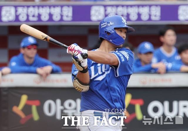 이번 플레이오프 최고의 히트 상품은 단연 삼성의 김태훈이다. 김태훈은 19일 한화와의 플레이오프 2차전서 3안타를 몰아쳤다. 5회초 1사 1루에서 우전 안타를 때리고 있다. /대전=뉴시스