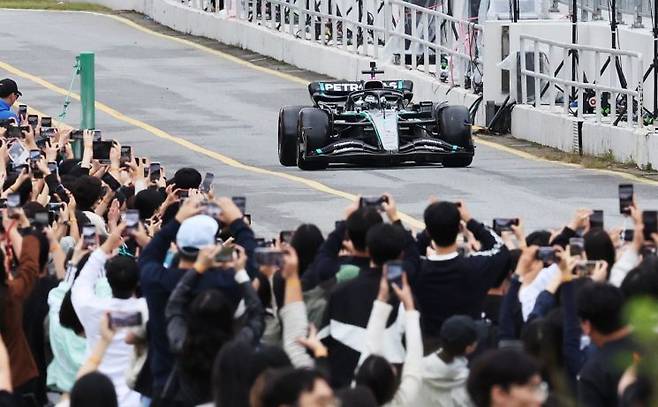 지난 12일 경기 용인시 에버랜드 스피드웨이에서 열린 '피치스 런 유니버스 2025'에서 발테리 보타스가 운전하는 메르세데스-AMG 페트로나스 F1팀 차량이 서킷을 질주하고 있다. 연합뉴스