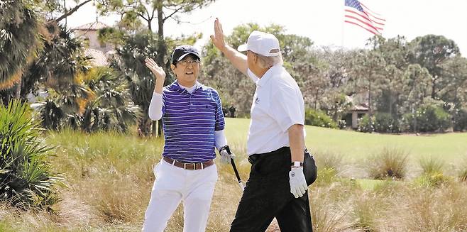 아베 신조(安倍晋三·왼쪽) 일본 총리가 지난 2017년 2월 11일(현지 시각) 오후 미국 플로리다의 ‘트럼프 내셔널 골프 클럽’에서 도널드 트럼프(오른쪽) 미국 대통령과 골프를 즐기고 있다. 미·일 정상이 같이 골프를 친 것은 1957년 이후 60년 만이라고 일본 외무성은 당시 밝혔다. /일본 내각 홍보실