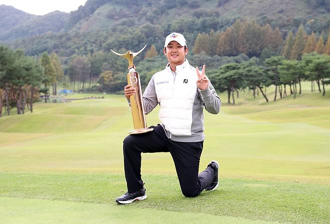 최승빈이 19일 경기도 파주 서원밸리 컨트리클럽에서 KPGA 투어 더 채리티 클래식 우승 트로피를 들고 있다./KPGA