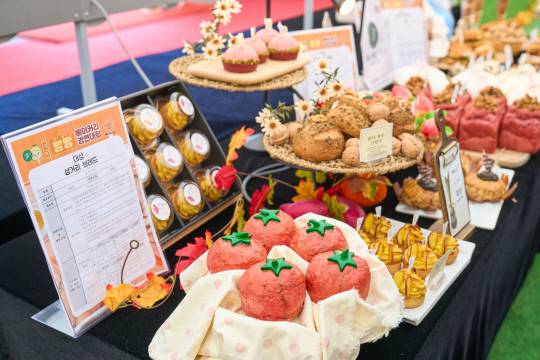 18일 빵빵데이 천안 '베이커리 작품·실용빵 전시존에 전시된 천안시 빵빵 베이거리 경연대회 대상 수상작 삼거리 브레드. 천안시 제공