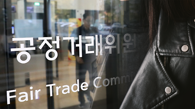 지난 5월, 공정거래위원회가 ‘에코’, ‘비건’ 등 인조가죽임에도 친환경 제품인양 속이는 그린워싱 제품에 대한 제재를 가했다. (출처=뉴스1/게티이미지뱅크)